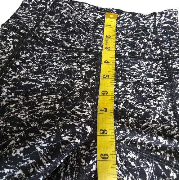 Lululemon Deep Breath Crop (21" ) Iced Wave White Black / Black Size 2 - Picture 10 of 15